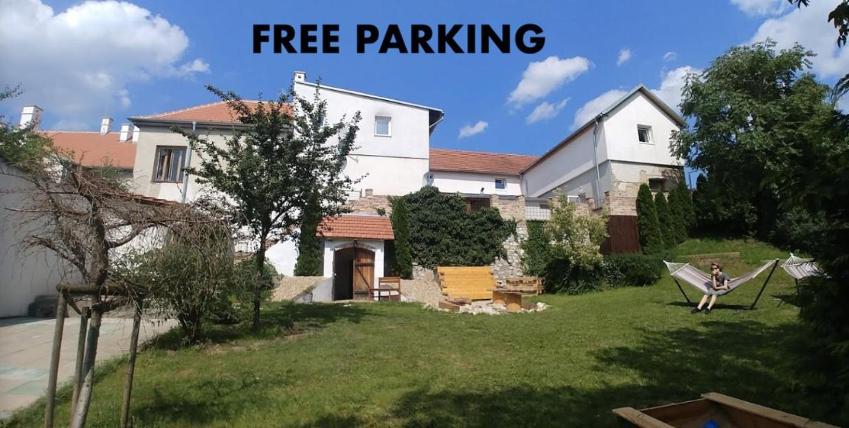 Guesthouse Slavia - apartmány s vinným sklípkem Mikulov Exterior foto