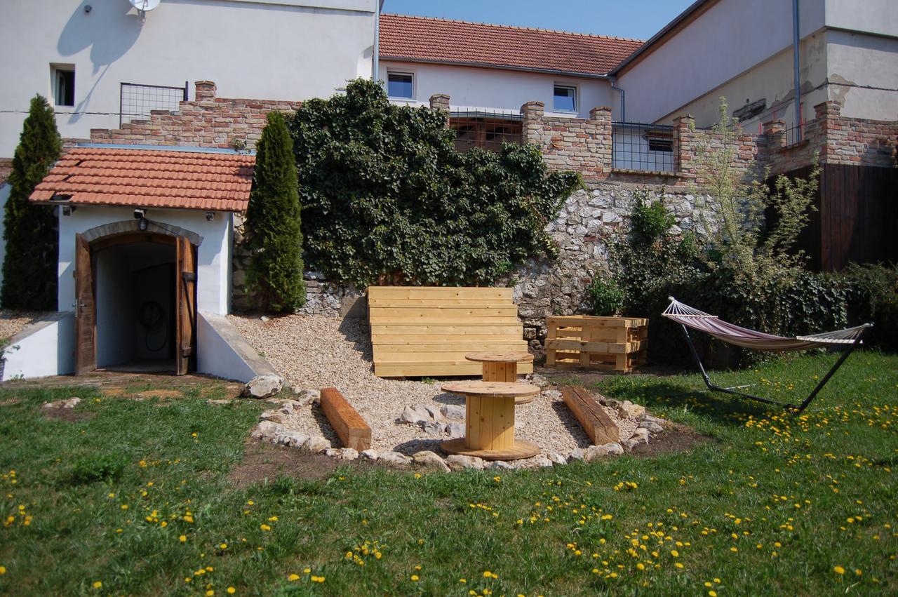 Guesthouse Slavia - apartmány s vinným sklípkem Mikulov Exterior foto