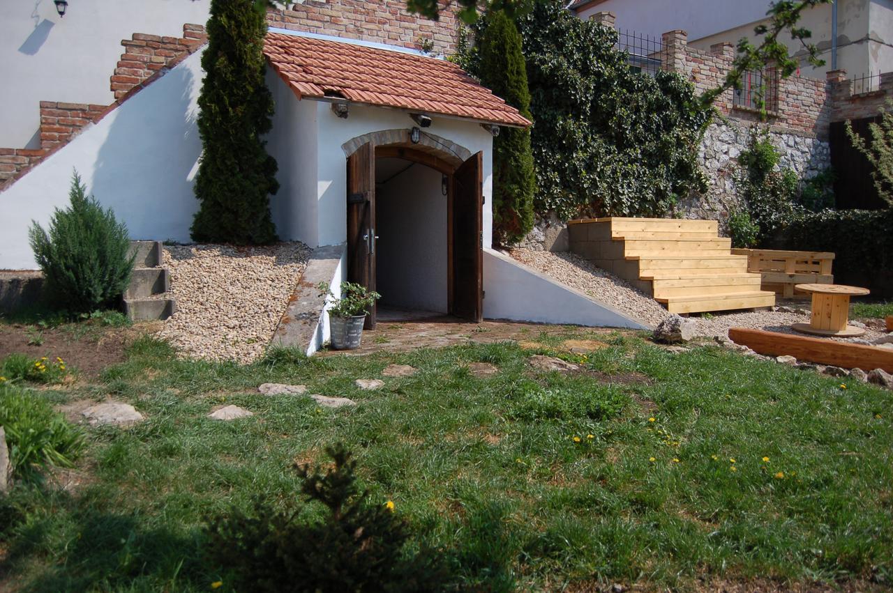 Guesthouse Slavia - apartmány s vinným sklípkem Mikulov Exterior foto