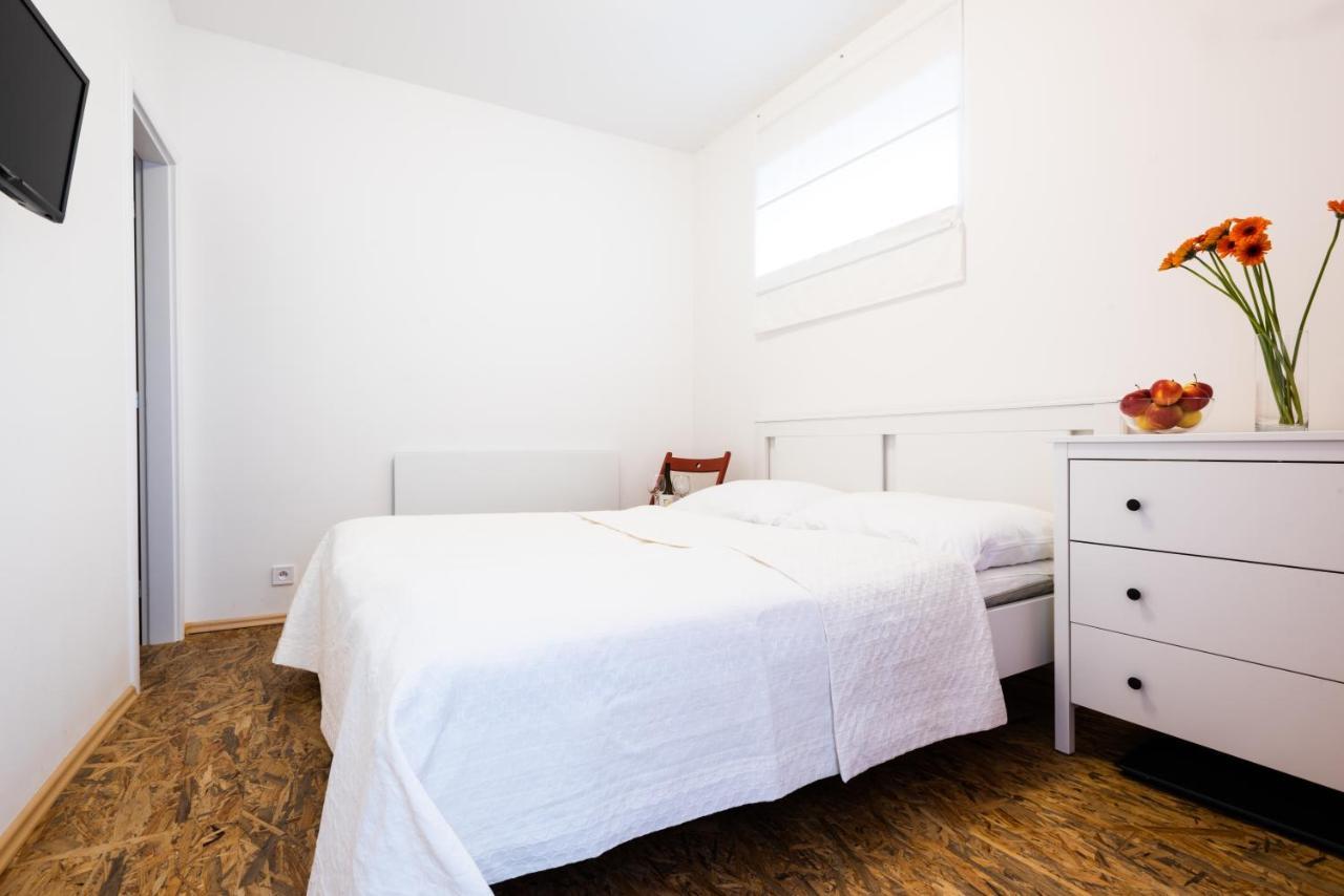 Guesthouse Slavia - apartmány s vinným sklípkem Mikulov Exterior foto